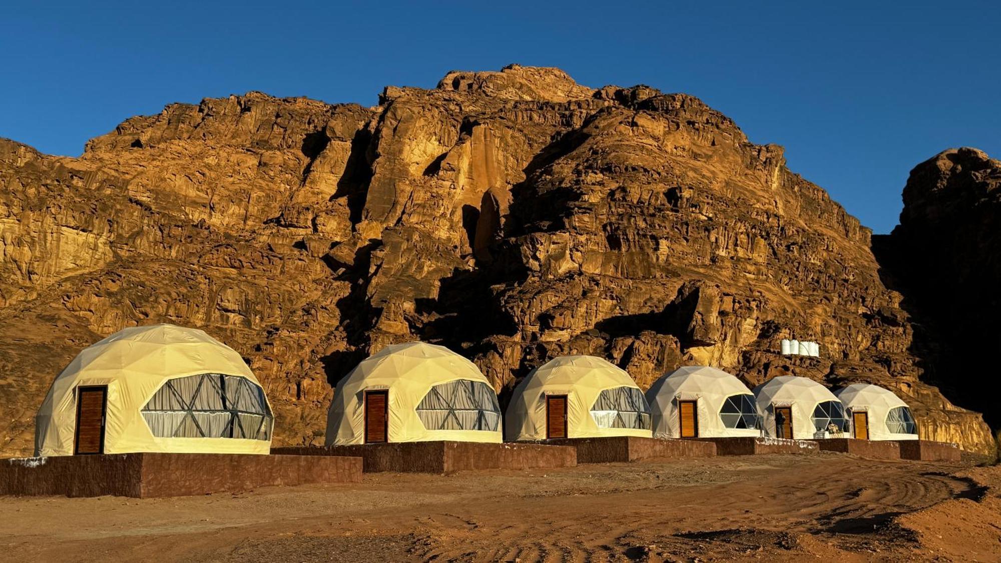 ホテル Wadi Rum Al-Omar エクステリア 写真